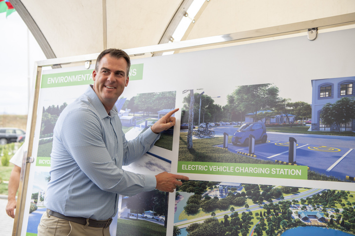 Oklahoma qubernatoru Zəngilanda “Ağıllı kənd” layihəsi çərçivəsində görülən işlərlə tanış olub