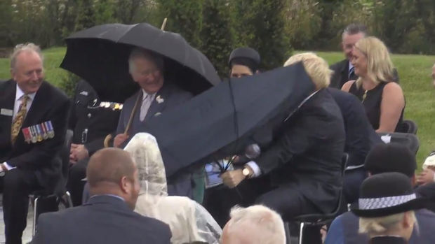 Çətirini heç cür ram edə bilməyən Boris Conson şahzadəni güldürdü - VİDEO