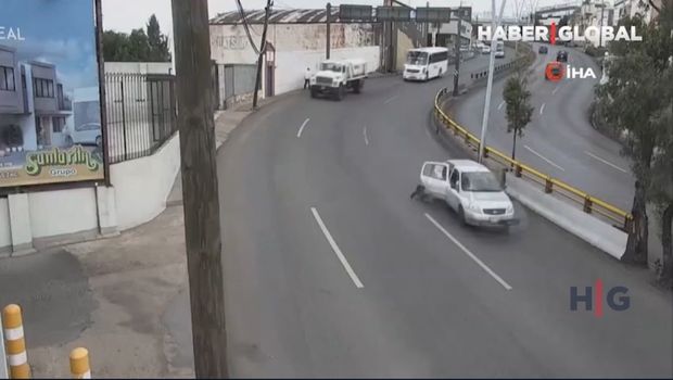 Avtomobilin qapısı açıldı, azyaşlı oğlan avtomobil yoluna yıxıldı – ANBAAN VİDEO