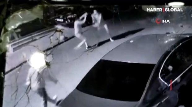 Qadın əlinə taxta parçasını götürüb özünü müdafiə etməyə çalışdı - VİDEO