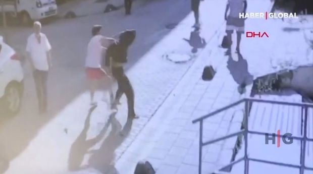 Qadının pul qabını və telefonunu qarət etmək istədi: Ətrafdakı insanlar tərəfindən cəzalandırıldı - VİDEO