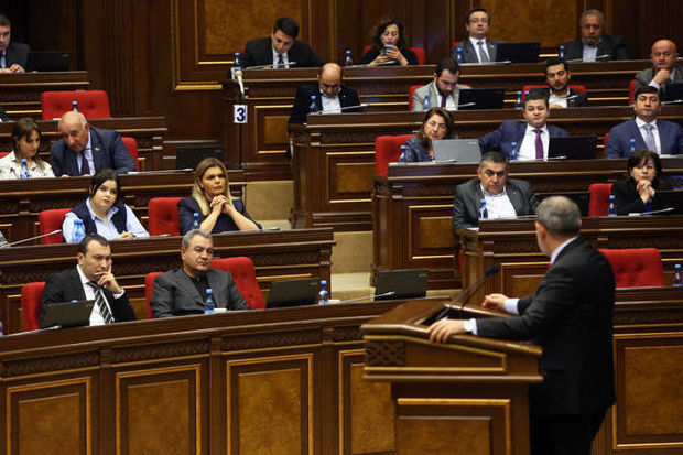 Ermənistanda hakim partiyanın deputatlarına Rusiyaya qarşı açıqlama vermək qadağan olundu