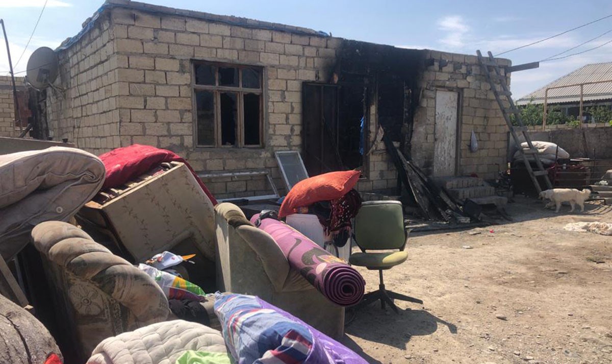 Sumqayıtda ata oğlu və gəlinin yaşadığı evi yandırıb - FOTO