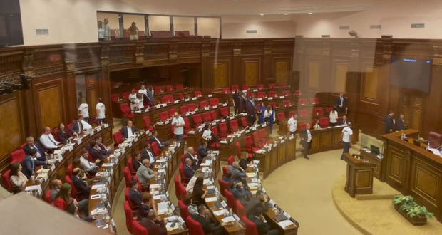 Ermənistan parlamentinin yeni seçilən deputatlarından növbəti qalmaqal: Müxalifət iclası tərk etdi - VİDEO