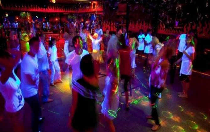Bakıda görünməyən gecə həyatı: Ərəb turistlər, klub qadınları, qəlyan! - VİDEO