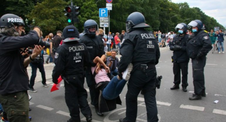 Alman polisindən etirazçılara yumruq, dəyənək və gözyaşardıcı qazla müdaxilə - VİDEO