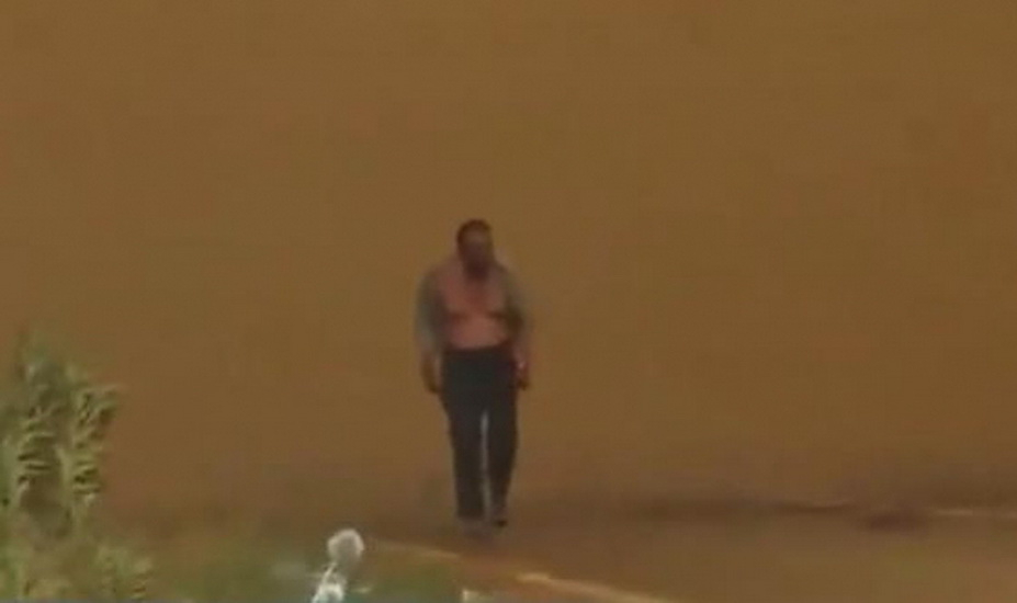 Canlı yayımda alovun içindən çıxan adam hamını heyrətə gətirdi - VİDEO