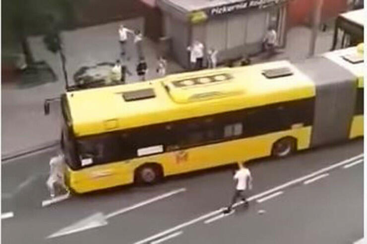 19 yaşlı qız avtobusun altında qalıb öldü - Anbaan VİDEO