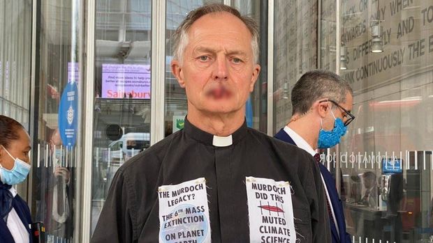 Britaniyalı keşiş etiraz əlaməti olaraq ağzına tikiş vurub