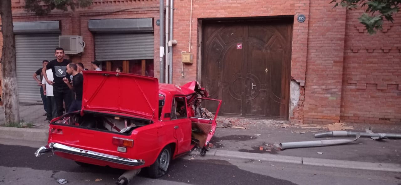 Gəncədə avtomobil iki piyadanı vuraraq xəsarət yetirib - FOTO (ÖZƏL)