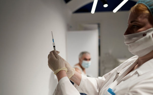 Исследование: полностью привитые от COVID-19 заболевают в три раза реже