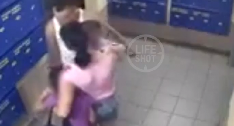 Kişi azyaşlı qızı vəhşicəsinə döydü - Əsəbi zəif olanlar baxmasın (VİDEO)