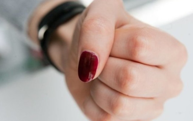 Zirədə qadın qadını döydü