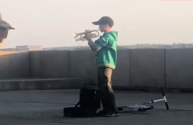 Anasının arzusu üçün pul toplayan 12 yaşlı məktəbli sosial şəbəkədə məşhurlaşdı - VİDEO