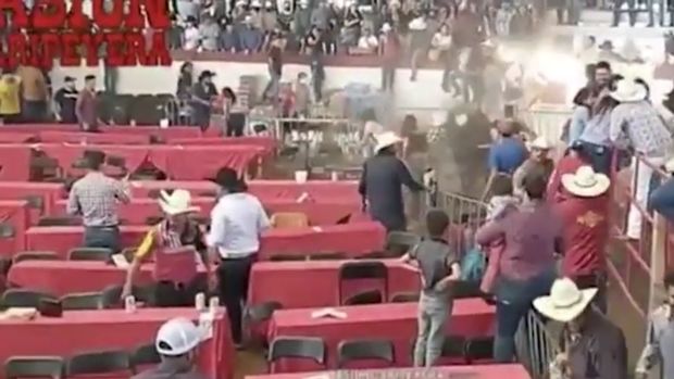 Qəzəbli öküz hasarı dağıdıb tamaşaçılara hücum etdi - VİDEO