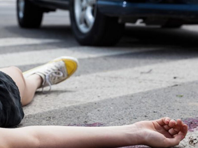 21 yaşlı qız qəzaya düşdü, ayağı sındı