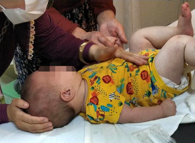 9 yaşlı uşaq 7 aylıq qardaşını pəncərədən yerə atdı