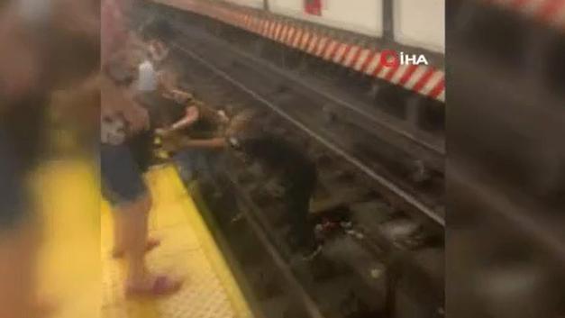 Əlil arabasında olan adam metroda relslərin üzərinə düşdü