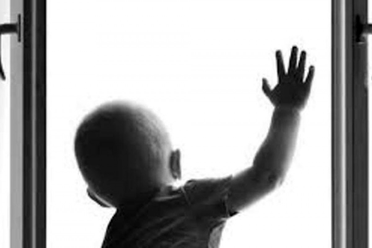 Sabirabadda azyaşlı 3-cü mərtəbədən yıxılıb