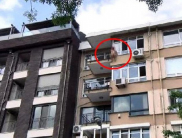 Qadın binanın 5-ci mərtəbəsində soyunaraq görün nə etdi - Qonşular ŞOKA DÜŞDÜ