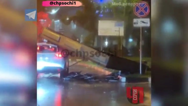 Güclü külək reklam lövhəsini avtomobilin üstünə yıxdı - VİDEO