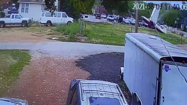 ABŞ-da tək mühərrikli təyyarə yaşayış binasına çırpıldı: Ölənlər var - VİDEO