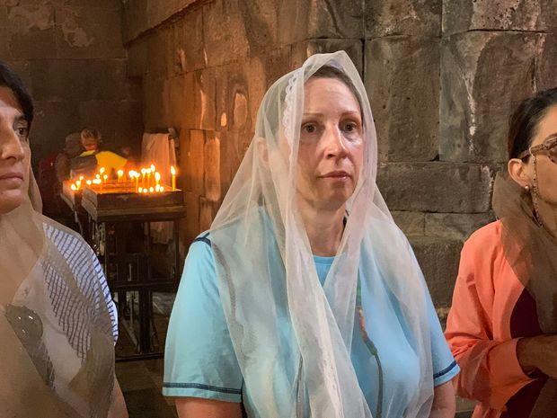 Ermənilər Zəngəzurda ABŞ demokratiyasını rəzil etdi: Səfir alban məbədində faşist Njdeyə “qonaq oldu”