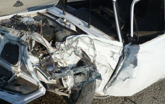 Maşını ağaca çırpdı, arvadı öldü