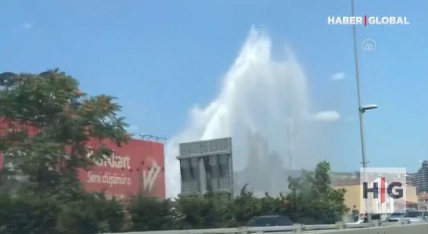 Su borusu ustaların səhlənkarlığı nəticəsində partlayıb - VİDEO