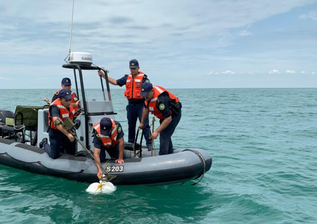 Операция ГПС: На Каспии нашли сверток с более 21 кг наркотиков - ФОТО