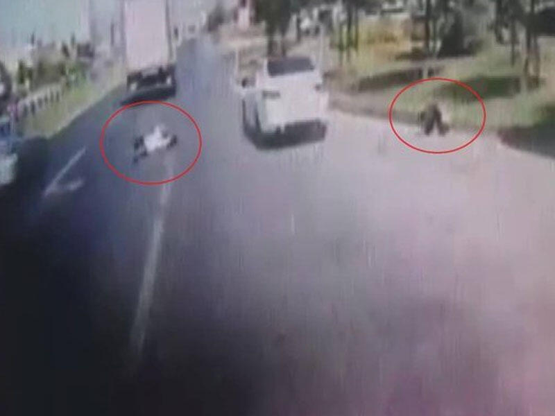 Sənədsiz sürücü şok yaşatdı - Avtobusa minmək istəyən iki nəfəri əzib keçdi - VİDEO - FOTO