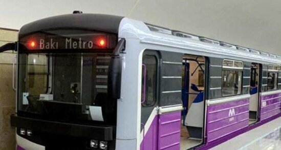 В бакинском метро женщина упала на рельсы