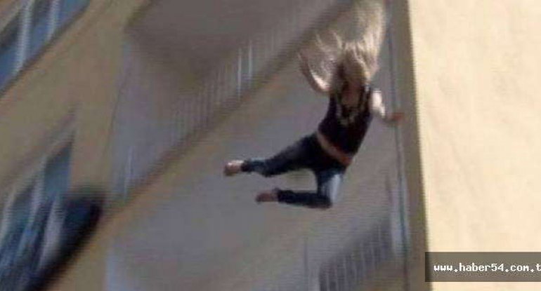 Ana qızını varlı adamla evlənmədiyi üçün öldürüb, 5-ci mərtəbədən atdı