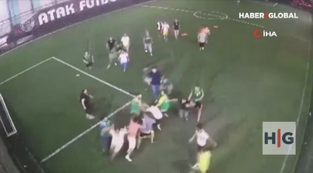 Futbol həvəskarlarının görüşü kütləvi dava ilə bitdi - VİDEO