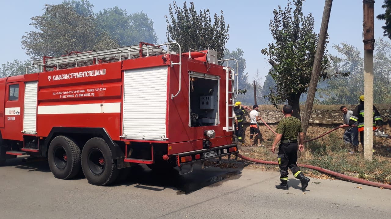 Azərbaycanda keçmiş çaxır zavodunun ərazisi yanır -  FOTO (ÖZƏL) 