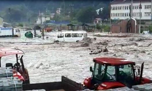 Türkiyədə sel qarşısına çıxanı apardı - VİDEO