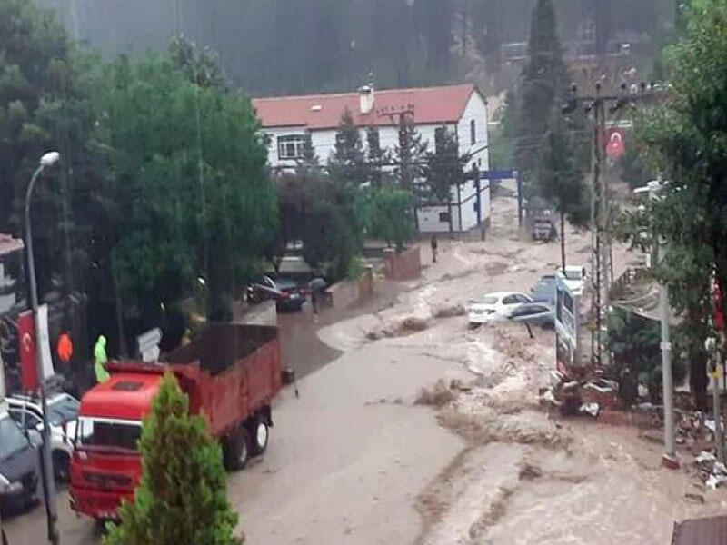 Türkiyədə sel 5 nəfərin ölümünə səbəb olub
