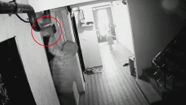 2 aylıq körpə liftdə faciəvi şəkildə öldü - VİDEO