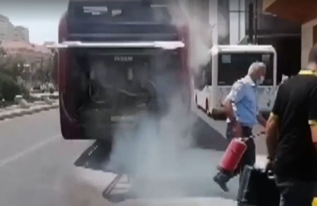 “BakuBus”un avtobusunda yanğın: Sərnişinlər təxliyə edildi - VİDEO