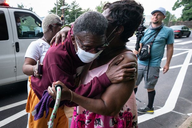 Təqsiri olmayan məhkum 50 il sonra həbsdən azad edildi - FOTO