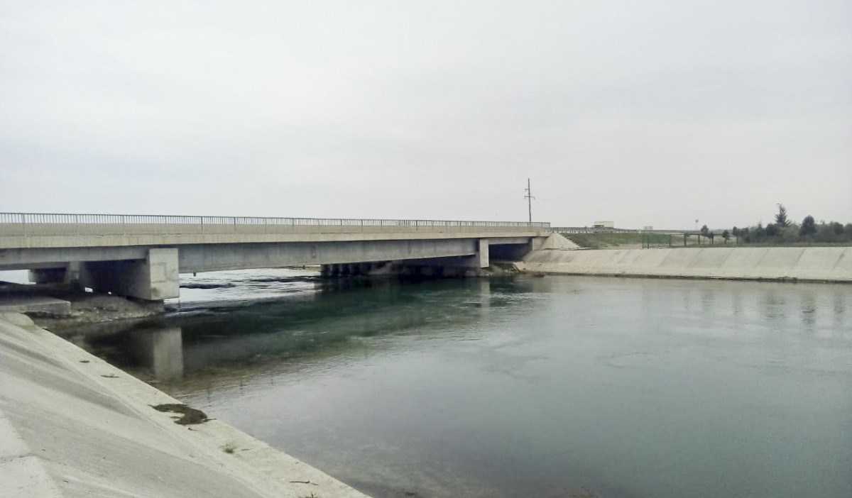 Biləsuvarda övladını su kanalına atan ana istintaqa cəlb edilib