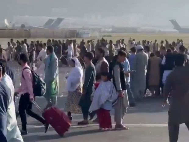 ABŞ hərbçiləri Kabil aeroportuna daxil olmağa çalışan insanlara atəş açıb: Ölənlər var - YENİLƏNİB + VİDEO