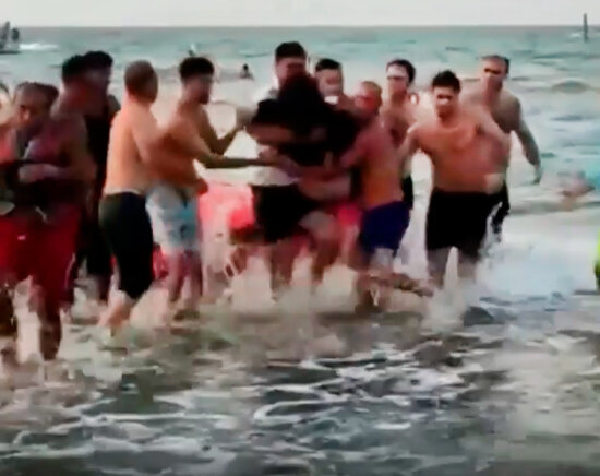 Dənizdə batan qızı belə xilas etdilər - VİDEO