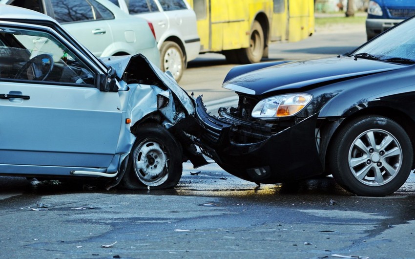 Yevlaxda 2 avtomobil toqquşub, xəsarət alan var