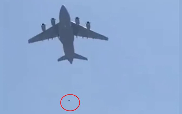 Talibandan təyyarədən yıxılan insanlarla bağlı açıqlama - “Məsuliyyət daşımırıq”