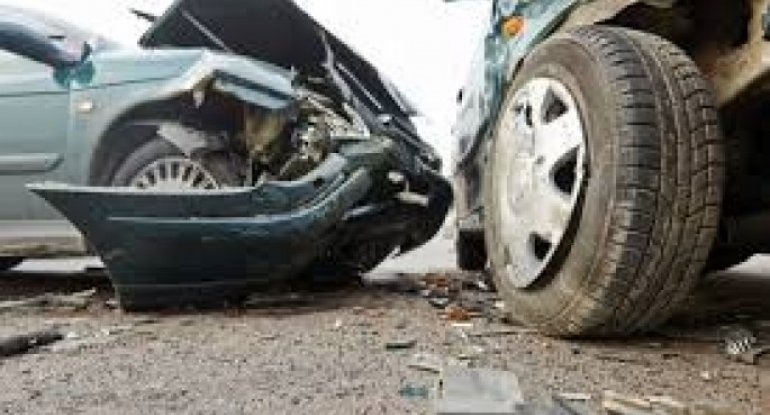 Salyanda avtomobillər toqquşdu: sürücülərdən biri həyatını itirdi