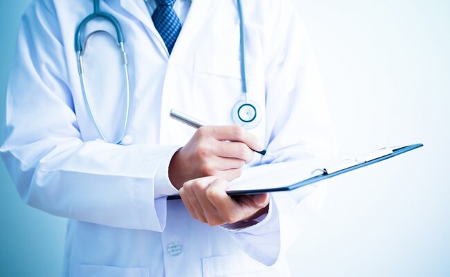 Ölkədə olmayan şəxslərə saxta COVID-19 sənədi verdi