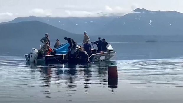 На Камчатке подняли со дна озера тела всех погибших при крушении Ми-8