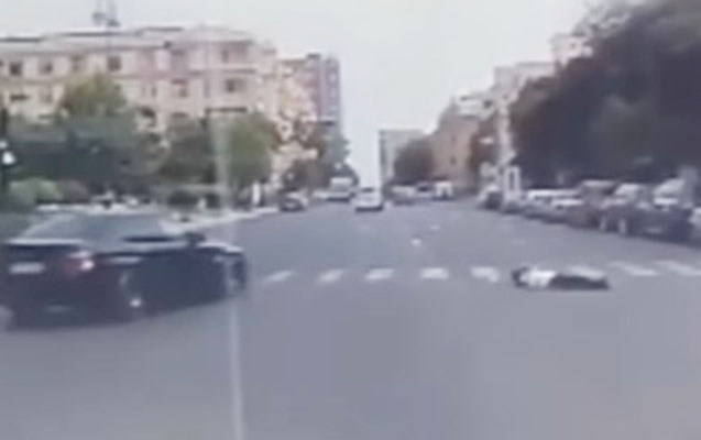 Yol polisi moped sürücüsünü vurdu - Video