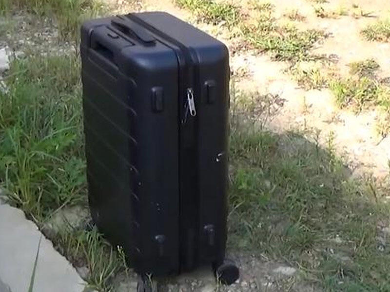 İş adamı 15 milyon nağd pulnan dolu olan çemodanı küçədə unutdu - VİDEO